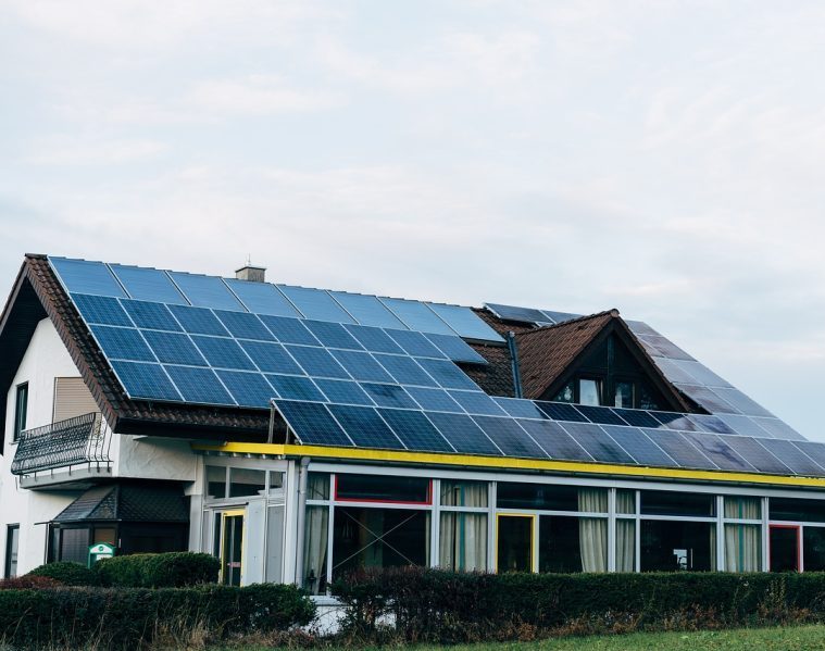 casa con las placas solares